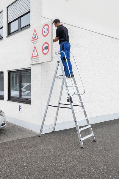 Plattformleiter mit Ablageschale und Handlauf