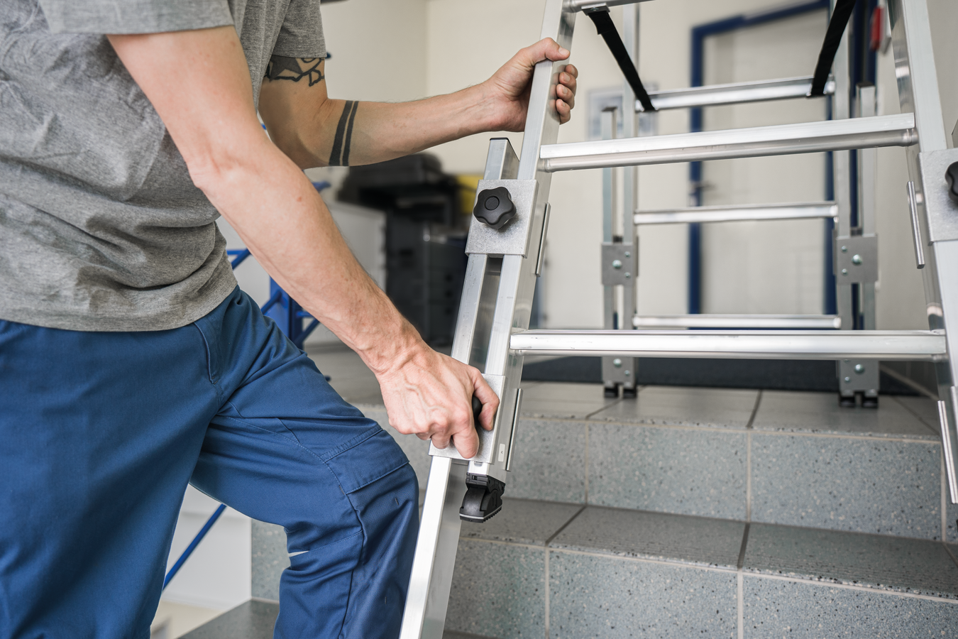 Stehleiter aus Aluminium zum ausziehen für Treppen