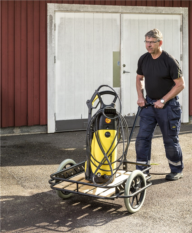 Handwagen mit einem Kärcher platziert