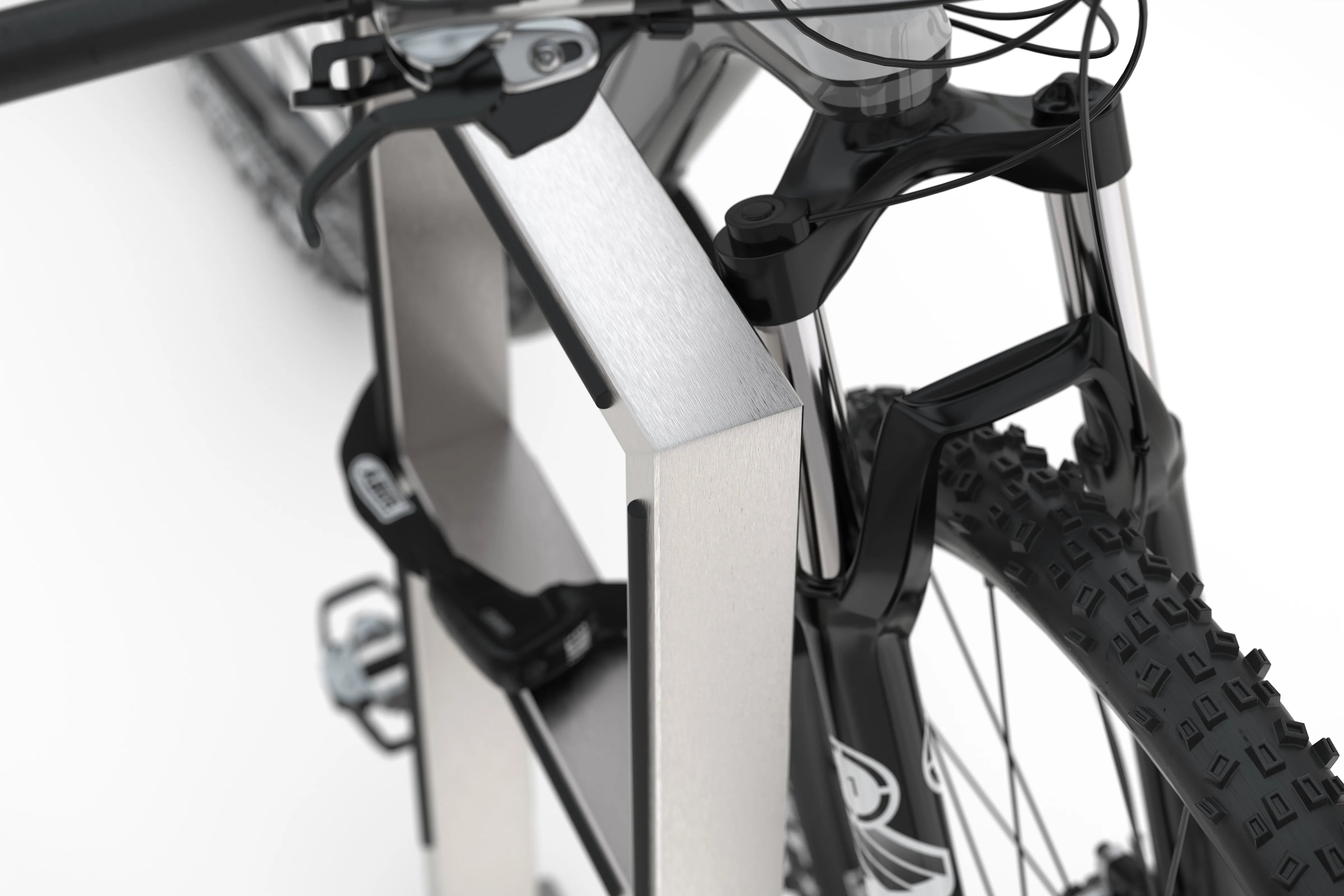 Anlehn- und Absperrbügel mit angeschlossenem Fahrrad im Detail