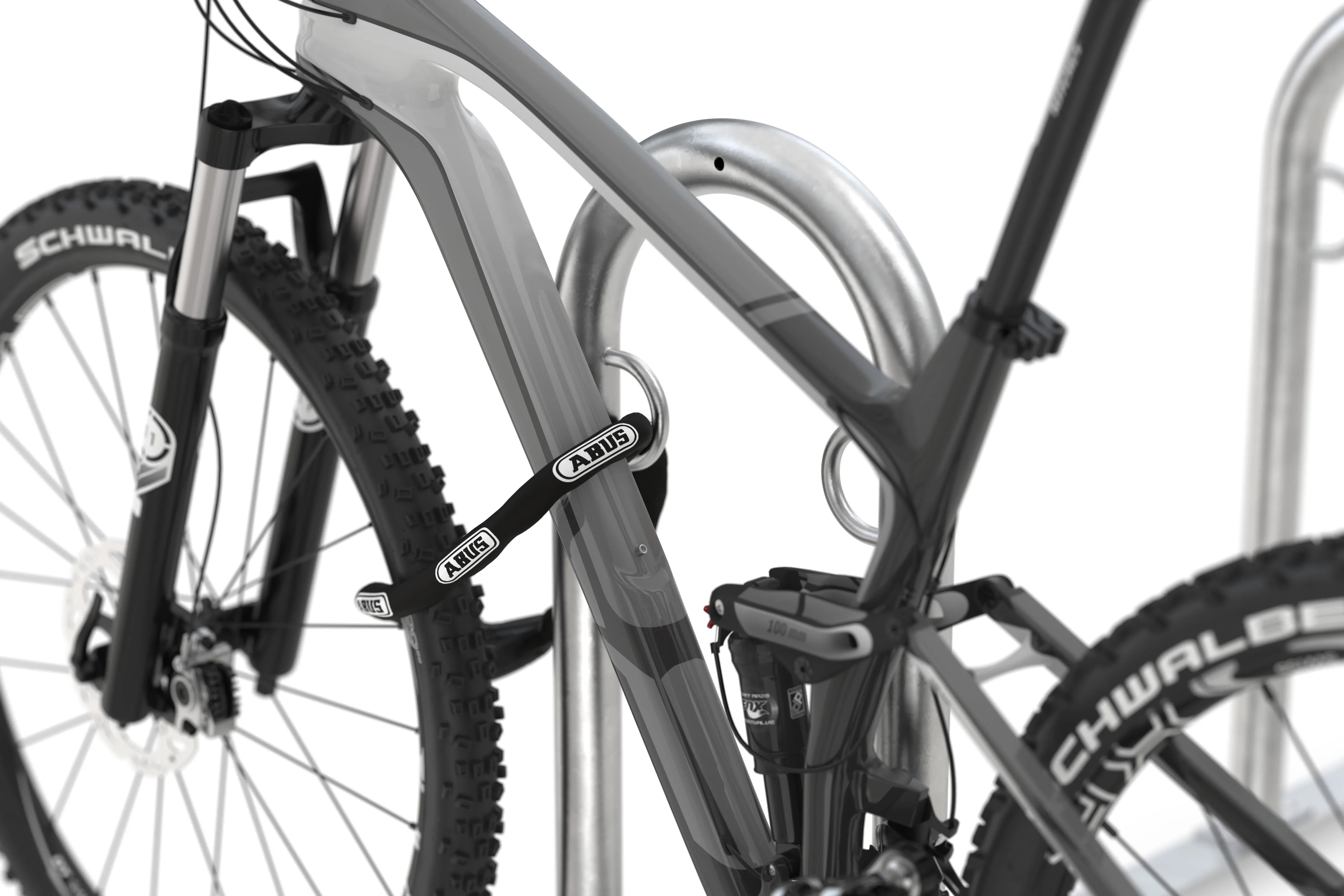 Fahrradanlehnsystem  aus Stahl im Detail mit angeschlossenem Rad