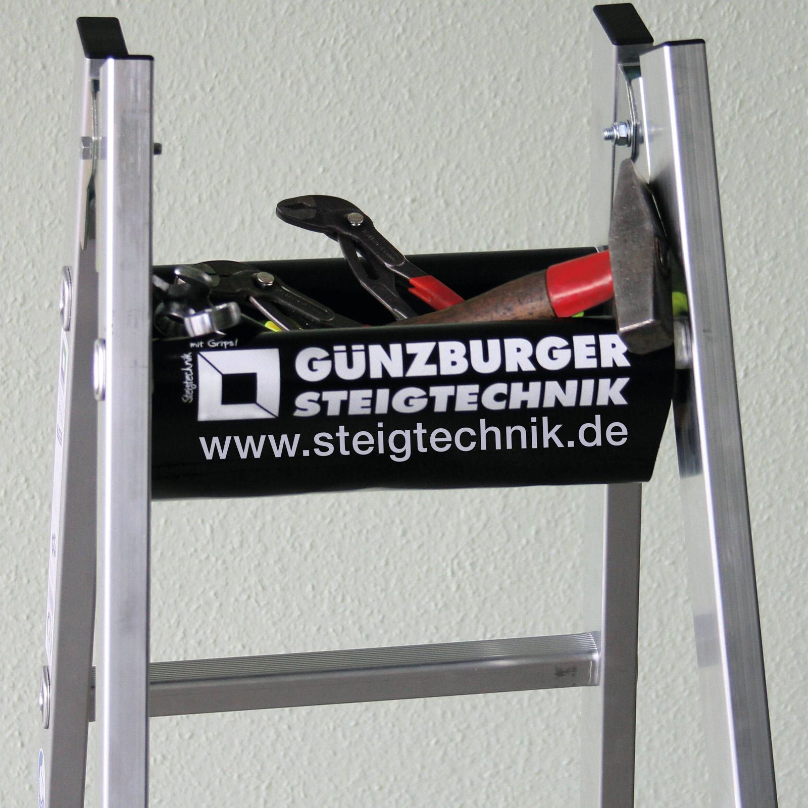 Sprossen-Stehleiter mit Werkzeug