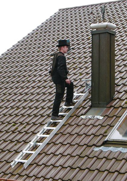 Dachleiter aus Aluminium mit 7 Sprossen aufgelegt auf dem Dach