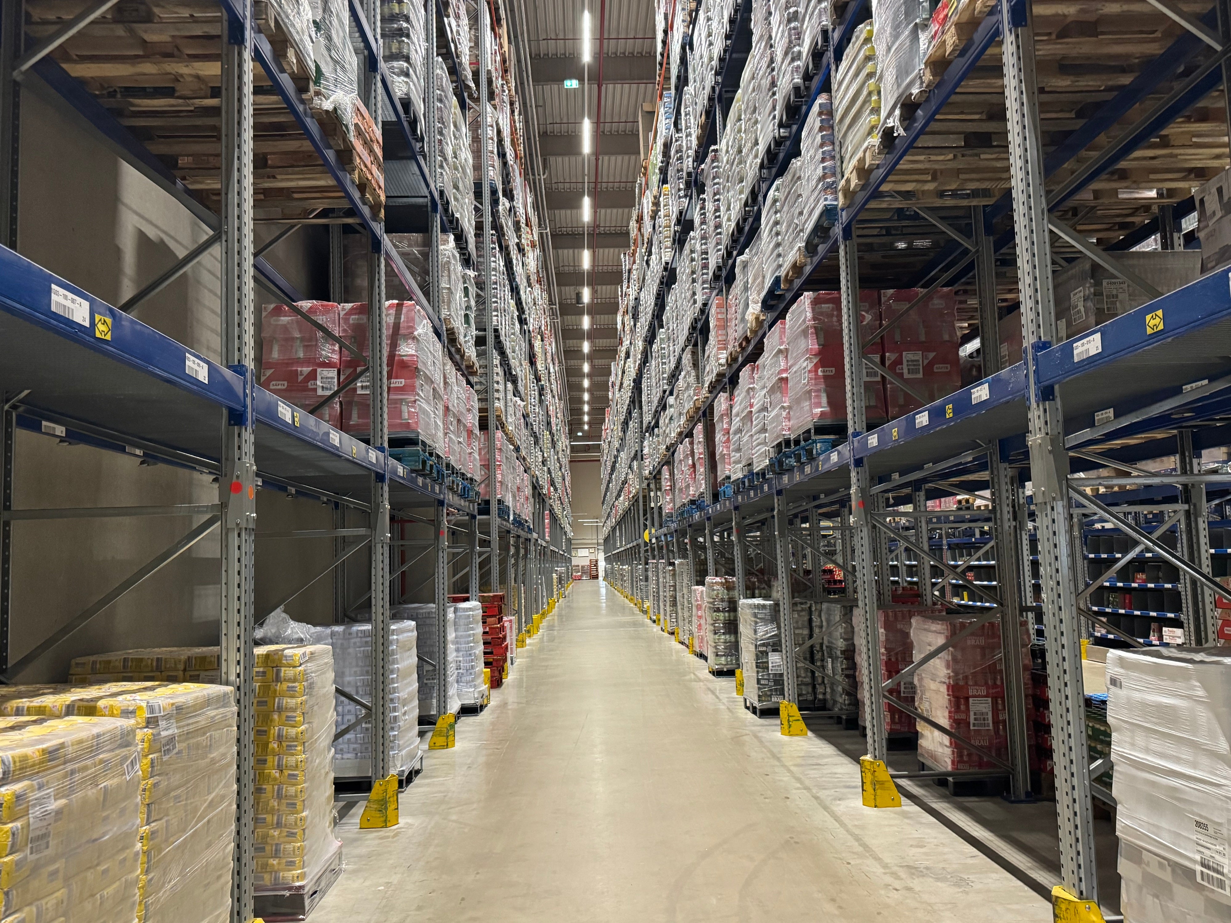 Regalinspektion in einem Logistikzentrum