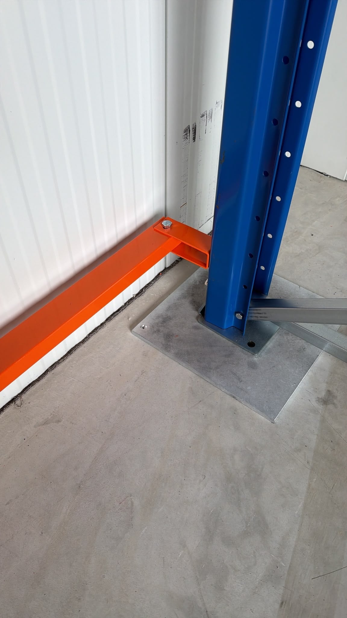 SLP Palettenregal orangene Durchschubsicherung 