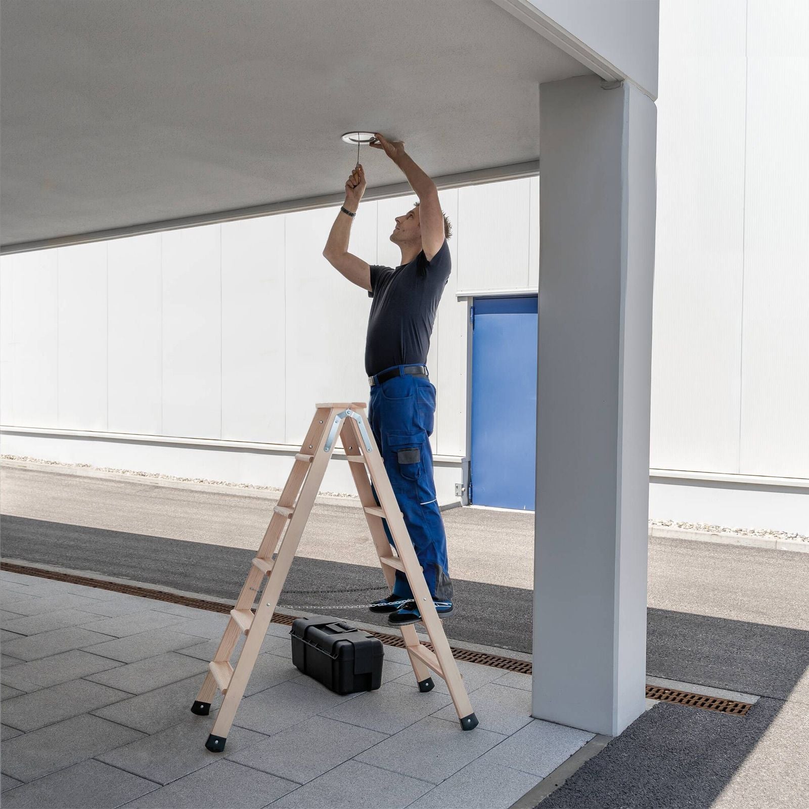 Stufen-Stehleiter beidseitig begehbar Holz 2 x 5 Stufen draußen